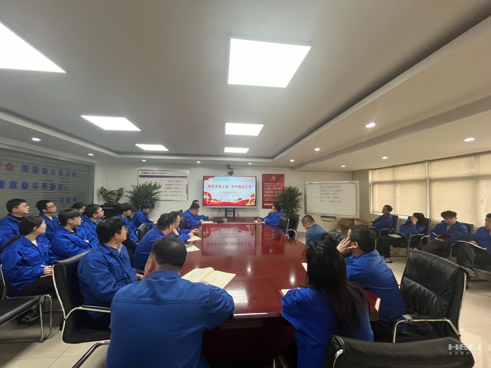 专题党课现场.jpg